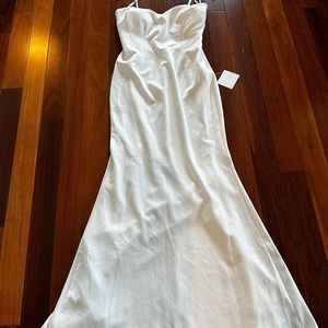 White, sweetheart neckline- never worn, tags attached